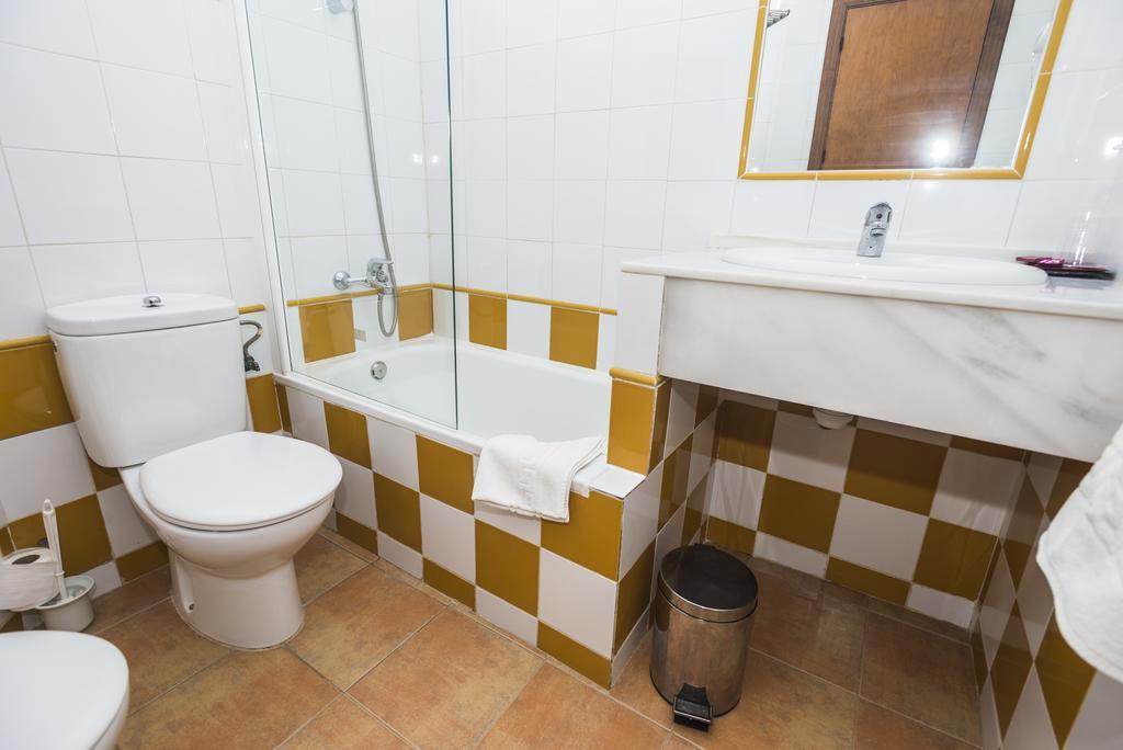 Hostal Las Cumbres Коніль-де-ла-Фронтера Екстер'єр фото